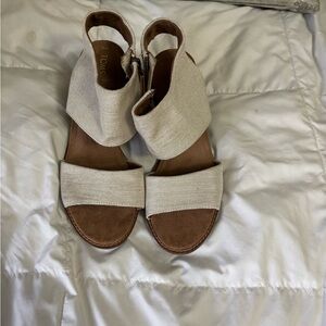 TOMS Women's Tan Sandals nwot